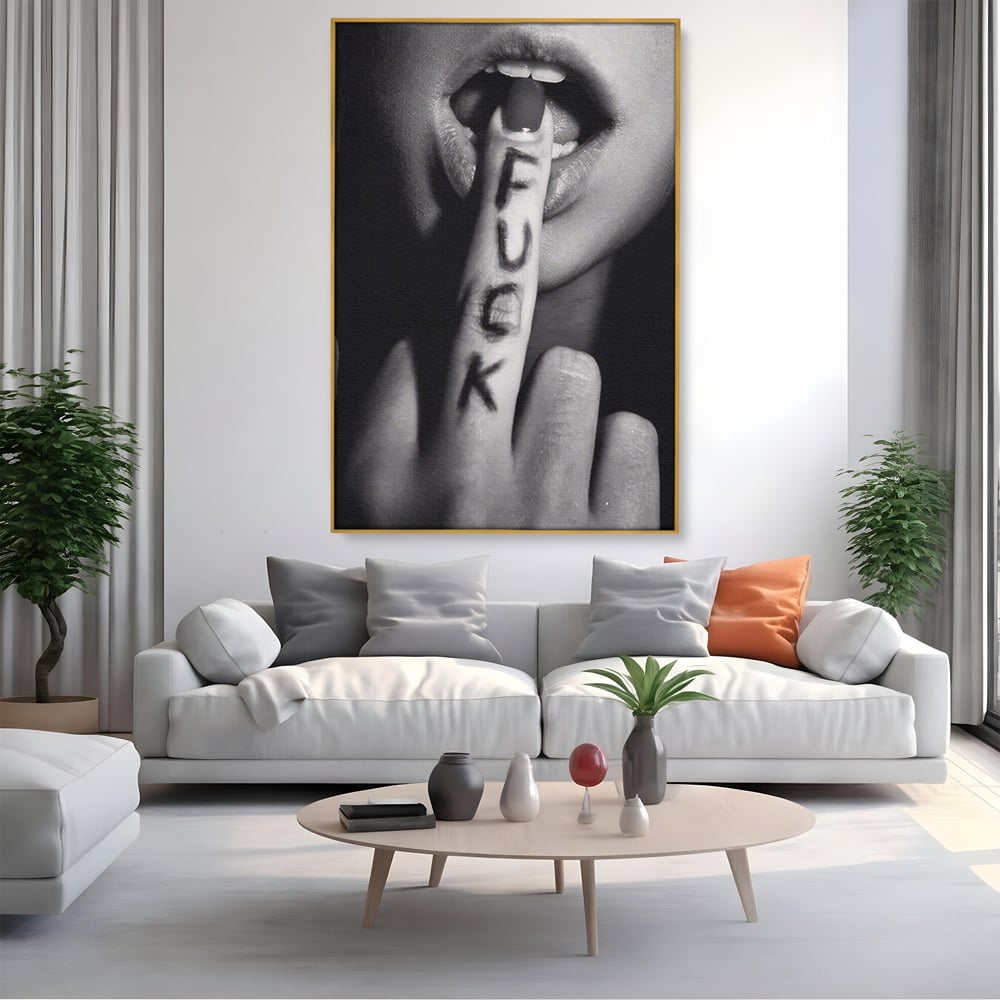 Tablou canvas cu tablou canvas cu buze si deget, in rama de aluminiu auriu, pe perete intr-un living